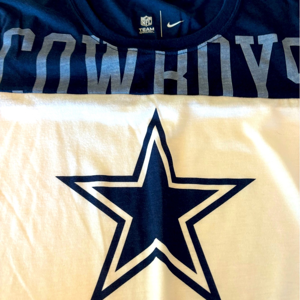 Dallas Cowboys short sleeved shirt size m.